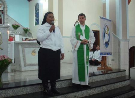 Irmã Lúcia e padre Carlos Treider em Sapucaí-Mirim