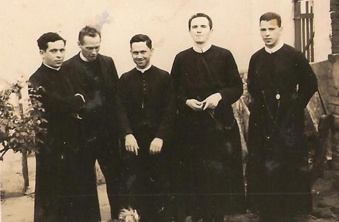 1938: Santas Missões de Avaré, em 1938. Na foto, a Equipe Missionária. Da esquerda para a direita, o segundo é padre Victor Coelho de Almeida e os dem